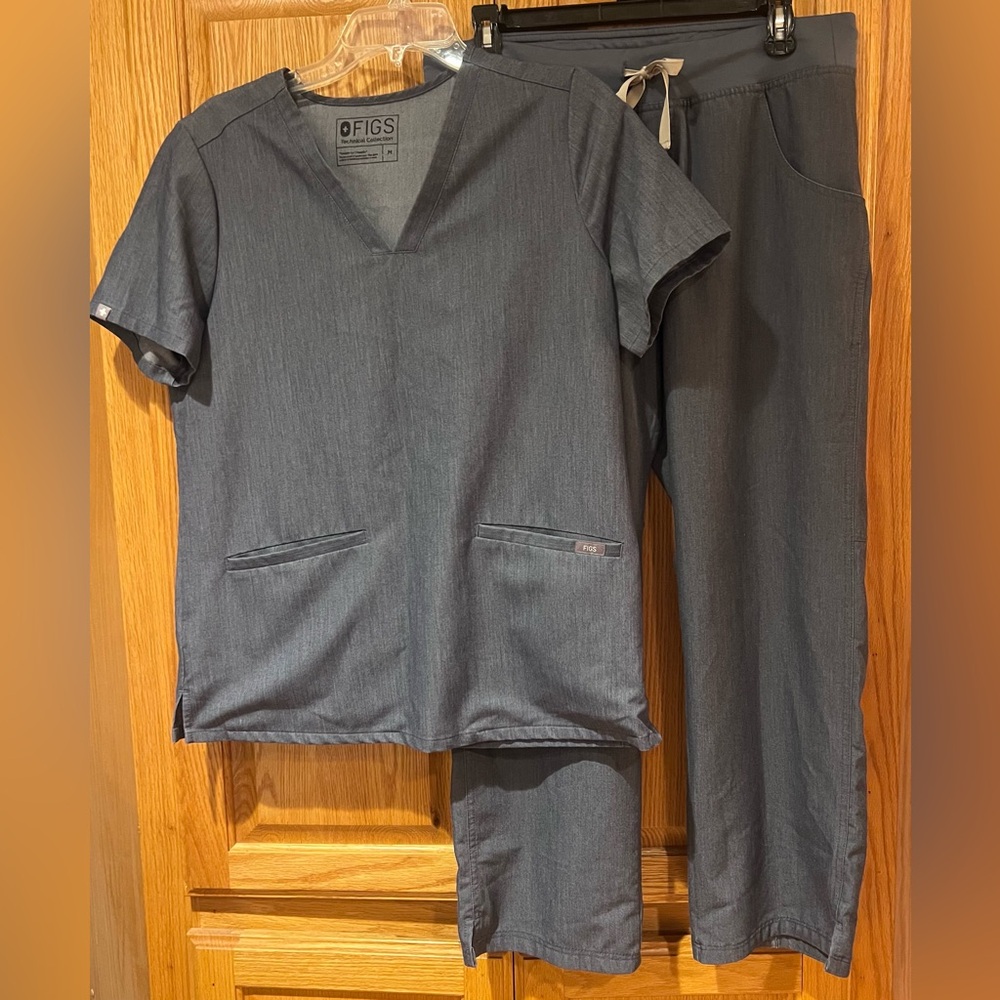 FIGS Heather Denim Casma Three-Pocket Top & Kade Cargo Scrub Pants Set Size M/MP